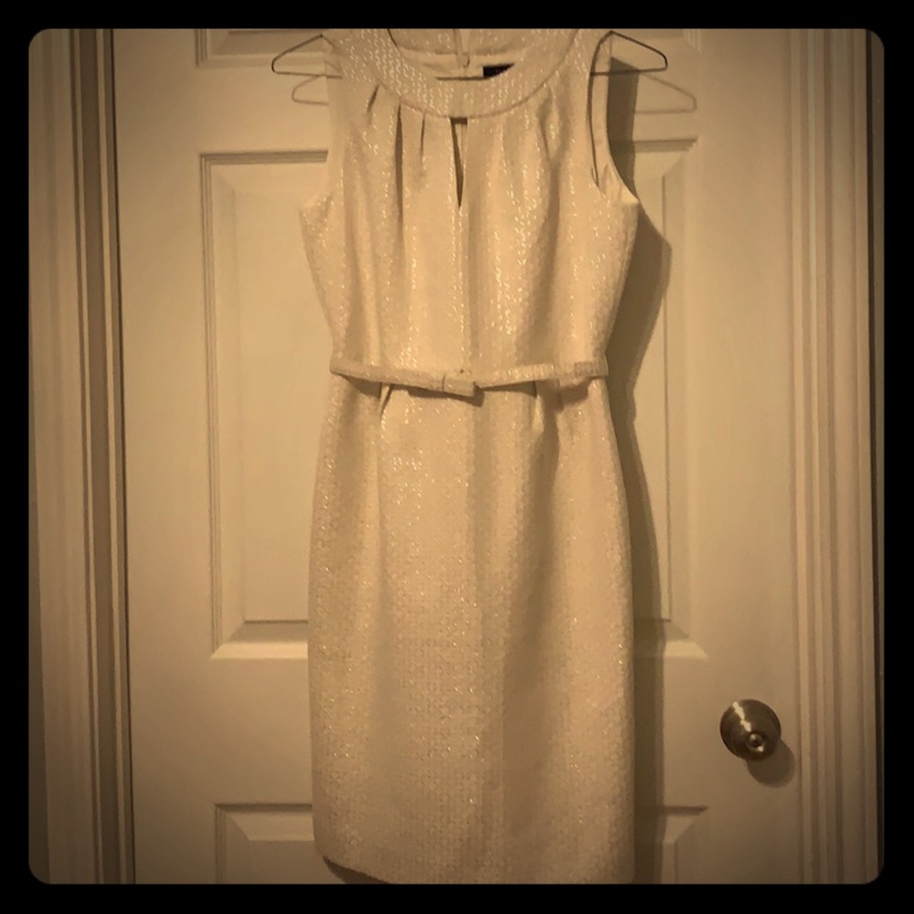 White silver pattern belted Jackie O style dress - Picture 1 of 4